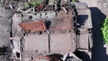 Bu stok videosu Ukrayna 'daki imha edilmiş askeri ekipmanların hava görüntülerini gösteriyor.