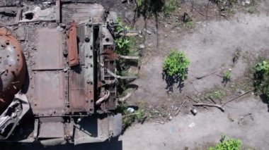 Bu stok videosu Ukrayna 'daki imha edilmiş askeri ekipmanların hava görüntülerini gösteriyor.