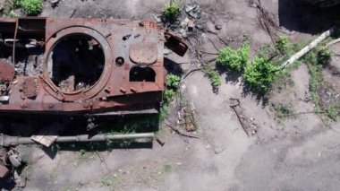 Bu stok videosu Ukrayna 'daki imha edilmiş askeri ekipmanların hava görüntülerini gösteriyor.