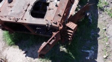 Bu stok videosu Ukrayna 'daki imha edilmiş askeri ekipmanların hava görüntülerini gösteriyor.