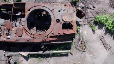 Bu stok videosu Ukrayna 'daki imha edilmiş askeri ekipmanların hava görüntülerini gösteriyor.