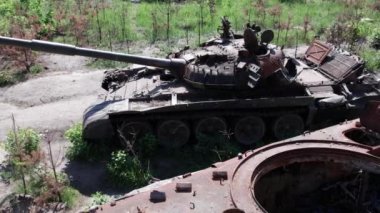 Bu stok videosu Ukrayna 'daki imha edilmiş askeri ekipmanların hava görüntülerini gösteriyor.