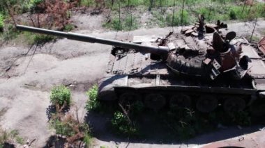 Bu stok videosu Ukrayna 'daki imha edilmiş askeri ekipmanların hava görüntülerini gösteriyor.