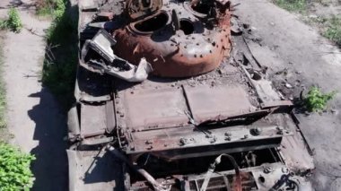 Bu stok videosu Ukrayna 'daki imha edilmiş askeri ekipmanların hava görüntülerini gösteriyor.