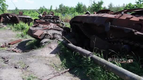 このストックビデオは ウクライナで破壊された軍事機器の空中ビューを示しています — ストック動画