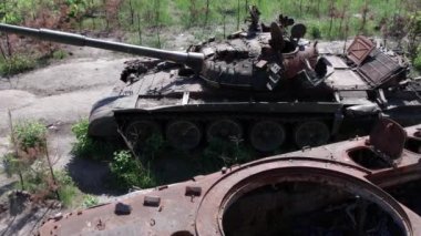 Bu stok videosu Ukrayna 'daki imha edilmiş askeri ekipmanların hava görüntülerini gösteriyor.
