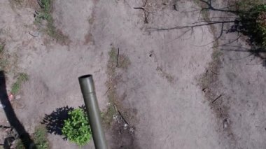 Bu stok videosu Ukrayna 'daki imha edilmiş askeri ekipmanların hava görüntülerini gösteriyor.