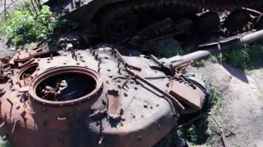 Bu stok videosu Ukrayna 'daki imha edilmiş askeri ekipmanların hava görüntülerini gösteriyor.