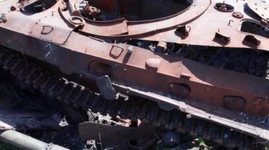 Bu stok videosu Ukrayna 'daki imha edilmiş askeri ekipmanların hava görüntülerini gösteriyor.