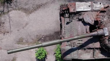 Bu stok videosu Ukrayna 'daki imha edilmiş askeri ekipmanların hava görüntülerini gösteriyor.
