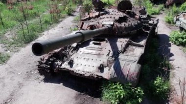 Bu stok videosu Ukrayna 'daki imha edilmiş askeri ekipmanların hava görüntülerini gösteriyor.