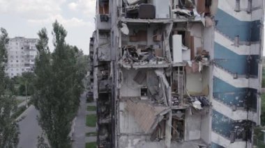 Bu stok videosu Ukrayna 'daki savaşın sonucunu gösteriyor. Borodyanka, Bucha' da harap olmuş bir bina. Gri, renksiz, düz.