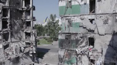 Bu stok videosu Ukrayna 'daki savaşın sonucunu gösteriyor. Borodyanka, Bucha' da harap olmuş bir bina. Gri, renksiz, düz.