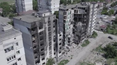 Bu stok videosu Ukrayna 'daki savaşın sonucunu gösteriyor. Borodyanka, Bucha' da harap olmuş bir bina. Gri, renksiz, düz.
