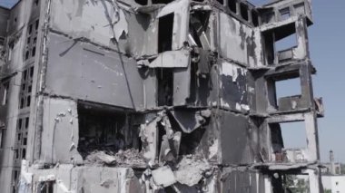Bu stok videosu Ukrayna 'daki savaşın sonucunu gösteriyor. Borodyanka, Bucha' da harap olmuş bir bina. Gri, renksiz, düz.