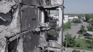 Bu stok videosu Ukrayna 'daki savaşın sonucunu gösteriyor. Borodyanka, Bucha' da harap olmuş bir bina. Gri, renksiz, düz.