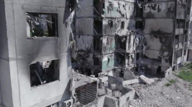 Bu stok videosu Ukrayna 'daki savaşın sonucunu gösteriyor. Borodyanka, Bucha' da harap olmuş bir bina. Gri, renksiz, düz.