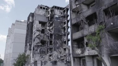 Bu stok videosu Ukrayna 'daki savaşın sonucunu gösteriyor. Borodyanka, Bucha' da harap olmuş bir bina. Gri, renksiz, düz.