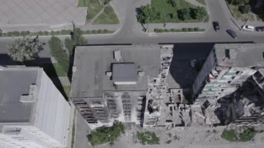 Bu stok videosu Ukrayna 'daki savaşın sonucunu gösteriyor. Borodyanka, Bucha' da harap olmuş bir bina. Gri, renksiz, düz.