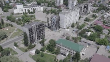 Bu stok videosu Ukrayna 'daki savaşın sonucunu gösteriyor. Borodyanka, Bucha' da harap olmuş bir bina. Gri, renksiz, düz.