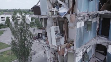 Bu stok videosu Ukrayna 'daki savaşın sonucunu gösteriyor. Borodyanka, Bucha' da harap olmuş bir bina. Gri, renksiz, düz.