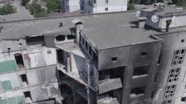 Bu stok videosu Ukrayna 'daki savaşın sonucunu gösteriyor. Borodyanka, Bucha' da harap olmuş bir bina. Gri, renksiz, düz.