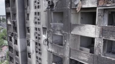 Bu stok videosu Ukrayna 'daki savaşın sonucunu gösteriyor. Borodyanka, Bucha' da harap olmuş bir bina. Gri, renksiz, düz.