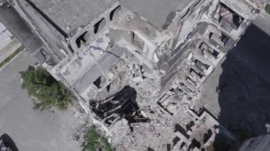 Bu stok videosu Ukrayna 'daki savaşın sonucunu gösteriyor. Borodyanka, Bucha' da harap olmuş bir bina. Gri, renksiz, düz.