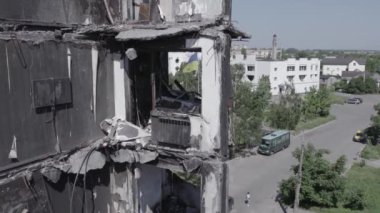 Bu stok videosu Ukrayna 'daki savaşın sonucunu gösteriyor. Borodyanka, Bucha' da harap olmuş bir bina. Gri, renksiz, düz.