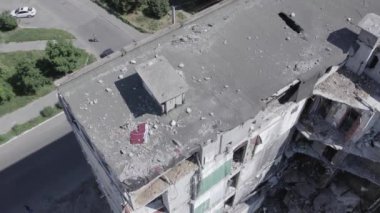 Bu stok videosu Ukrayna 'daki savaşın sonucunu gösteriyor. Borodyanka, Bucha' da harap olmuş bir bina. Gri, renksiz, düz.