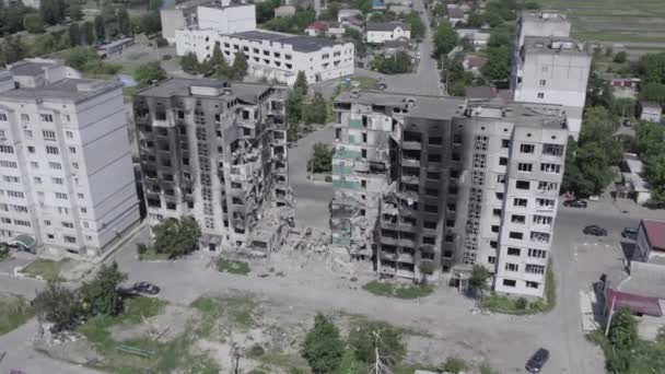 비디오는 우크라이나 전쟁의 여파를 우크라이나 산카의 파괴된 주거용 평평하지 — 비디오