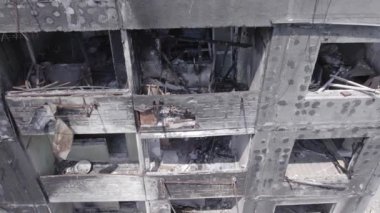 Bu stok videosu Ukrayna 'daki savaşın sonucunu gösteriyor. Borodyanka, Bucha' da harap olmuş bir bina. Gri, renksiz, düz.