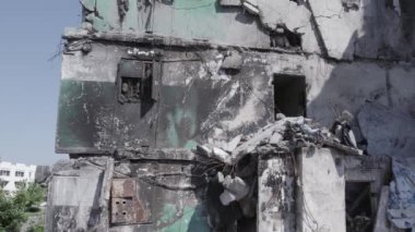 Bu stok videosu Ukrayna 'daki savaşın sonucunu gösteriyor. Borodyanka, Bucha' da harap olmuş bir bina. Gri, renksiz, düz.