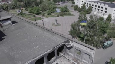 Bu stok videosu Ukrayna 'daki savaşın sonucunu gösteriyor. Borodyanka, Bucha' da harap olmuş bir bina. Gri, renksiz, düz.