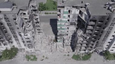 Bu stok videosu Ukrayna 'daki savaşın sonucunu gösteriyor. Borodyanka, Bucha' da harap olmuş bir bina. Gri, renksiz, düz.