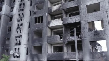 Bu stok videosu Ukrayna 'daki savaşın sonucunu gösteriyor. Borodyanka, Bucha' da harap olmuş bir bina. Gri, renksiz, düz.