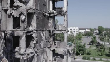Bu stok videosu Ukrayna 'daki savaşın sonucunu gösteriyor. Borodyanka, Bucha' da harap olmuş bir bina. Gri, renksiz, düz.