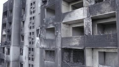 Bu stok videosu Ukrayna 'daki savaşın sonucunu gösteriyor. Borodyanka, Bucha' da harap olmuş bir bina. Gri, renksiz, düz.