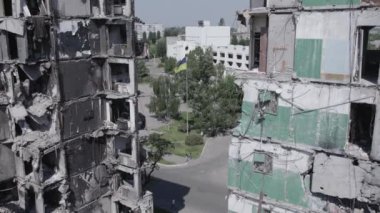 Bu stok videosu Ukrayna 'daki savaşın sonucunu gösteriyor. Borodyanka, Bucha' da harap olmuş bir bina. Gri, renksiz, düz.