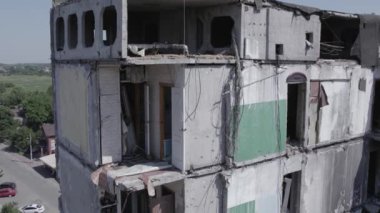 Bu stok videosu Ukrayna 'daki savaşın sonucunu gösteriyor. Borodyanka, Bucha' da harap olmuş bir bina. Gri, renksiz, düz.