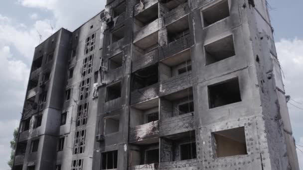 비디오는 우크라이나 전쟁의 여파를 우크라이나 산카의 파괴된 주거용 평평하지 — 비디오
