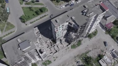 Bu stok videosu Ukrayna 'daki savaşın sonucunu gösteriyor. Borodyanka, Bucha' da harap olmuş bir bina. Gri, renksiz, düz.