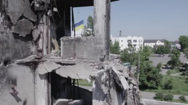 Bu stok videosu Ukrayna 'daki savaşın sonucunu gösteriyor. Borodyanka, Bucha' da harap olmuş bir bina. Gri, renksiz, düz.