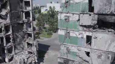 Bu stok videosu Ukrayna 'daki savaşın sonucunu gösteriyor. Borodyanka, Bucha' da harap olmuş bir bina. Gri, renksiz, düz.