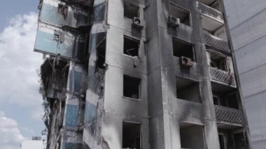 Bu stok videosu Ukrayna 'daki savaşın sonucunu gösteriyor. Borodyanka, Bucha' da harap olmuş bir bina. Gri, renksiz, düz.