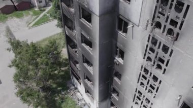 Bu stok videosu Ukrayna 'daki savaşın sonucunu gösteriyor. Borodyanka, Bucha' da harap olmuş bir bina. Gri, renksiz, düz.
