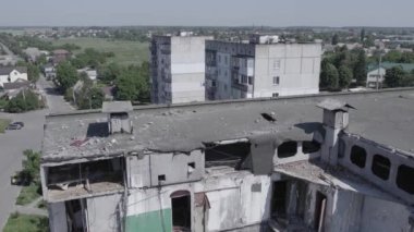 Bu stok videosu Ukrayna 'daki savaşın sonucunu gösteriyor. Borodyanka, Bucha' da harap olmuş bir bina. Gri, renksiz, düz.