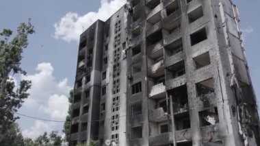 Bu stok videosu Ukrayna 'daki savaşın sonucunu gösteriyor. Borodyanka, Bucha' da harap olmuş bir bina. Gri, renksiz, düz.