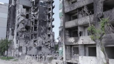 Bu stok videosu Ukrayna 'daki savaşın sonucunu gösteriyor. Borodyanka, Bucha' da harap olmuş bir bina. Gri, renksiz, düz.