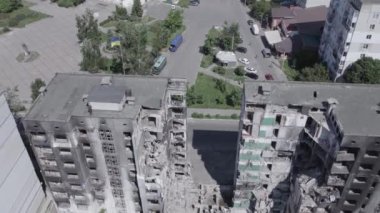 Bu stok videosu Ukrayna 'daki savaşın sonucunu gösteriyor. Borodyanka, Bucha' da harap olmuş bir bina. Gri, renksiz, düz.